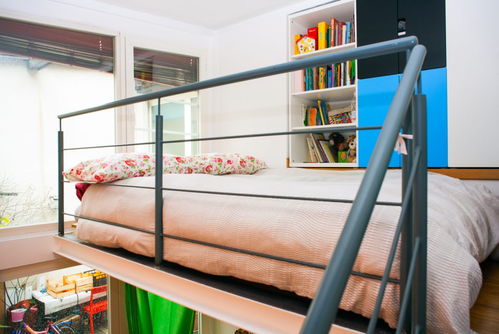 En upphöjd säng skapar extra plats