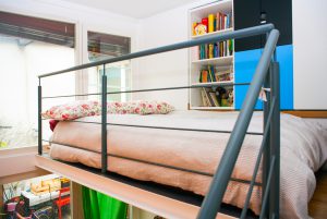 En upphöjd säng skapar extra plats